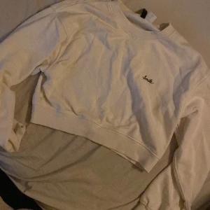 Croppad sweatshirt  - Fin Croppad sweatshirt, passar till träning eller vardagligt. Fint skick, men använd. Hör av dig vid frågor eller intresse💗