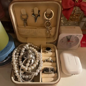 Maria Nilsdotter  - Säljer detta ”G” halsband som jag köpte i butik förra året❤️superfint men jag har tröttnat på det. Det säljs inte längre i butik!