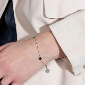 Sirius armband - Fint armband från Edblad, utan defekter. Detta har 6 stjärnor INTE 4 st!!! Säljer då jag har likadant i guld som jag använder mer🩵 Köpt för 399kr och just detta med 6 stjärnor finns ej kvar på hemsidan.