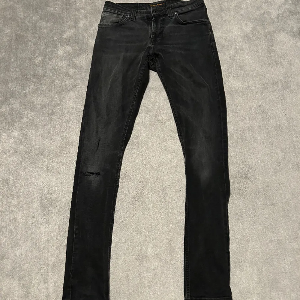 Säljer ett par nästan helt orörda nudie jeans i väldigt fint skick. Modell grim Tim.  Hör av er vid frågor!. Jeans & Byxor.