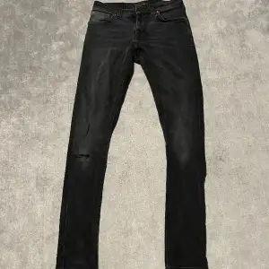 Säljer ett par nästan helt orörda nudie jeans i väldigt fint skick. Modell grim Tim.  Hör av er vid frågor!