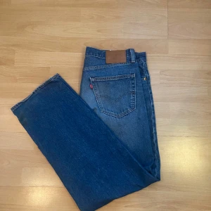 Levis jeans - Säljer mina Levis Jeans, väldigt lite använda, dom e som nya. 9,5/10 skick Nypris 1 300kr Skriv vid frågor 
