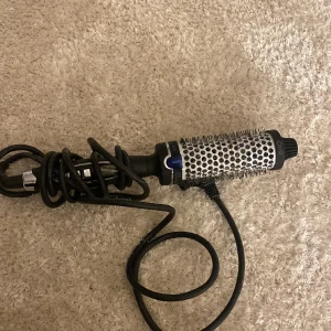 värmeborste - Säljer nu denna värmeborste då den inte kommer till användning, den är enbart använd några fåtal gånger🩷köpte den för 1 år sen ungefär för ca 500kr, den är i bra skick och kommer självklart rengöra den innan jag säljer🩷🩷