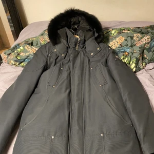 Moose knuckles jacka  - Mycket fin jacka som kostar i affär runt 13k. Den är i mycket bra skick och jag har tagit hand om den mycket bra.