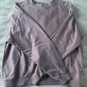 Lila sweatshirt - Använd 1 eller 2 gånger. Köpt på monki för 2 år sen.