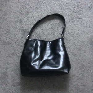 Vintage väska svart - Svart väska från Vinted. I bra skick (har en liten slitning på bandet). Skriv för fler bilder <3