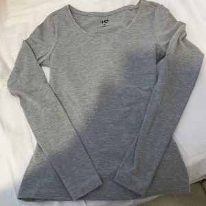 Långärmad tröja - Fin långärmad tunn tröja från lager 157💗 Den är aldrig använd för att den tyvärr är för liten på mig💗 Helt ny och inga defekter💗
