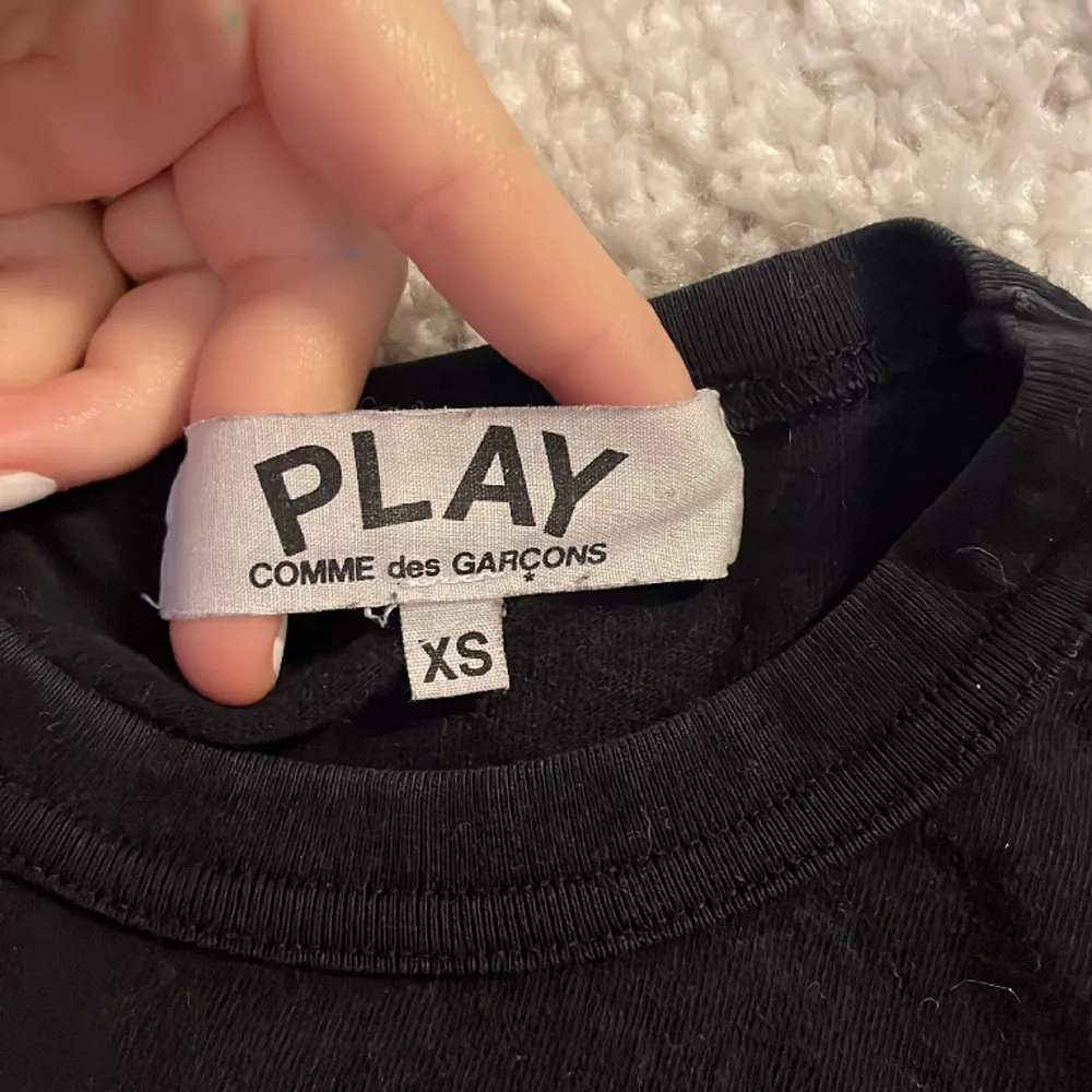 Super fin tröja från ”PLAY COMME des GARCONS”. Använd ett par gånger. Storleken är xs men jag skulle säga att den sitter mer som en xxs, skriv till mig vid fler frågor🖤. T-shirts.