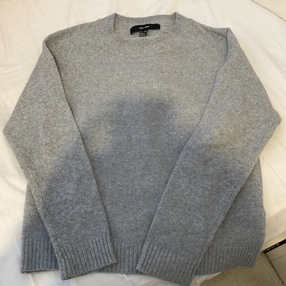 Jättefin grå stickad tröja från vero moda💗säljs pga den kommer inte till användning. Storlek XS✨Den är köpt för 249 fast den är slutsåld på hemsidan.. Stickat.
