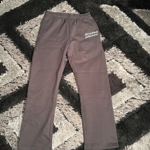 Broken planet byxor - Broken planet byxor från black friday mystery drop . Storlek S.  . Kvitto finns. 