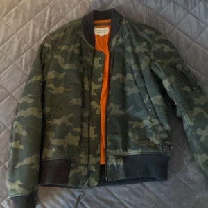 Ralph Lauren bomberjacka - Medium. Nyskick. Nypris 2000kr. 