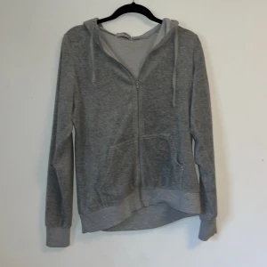 Grå kofta - En grå kofta utan tecken på användning 