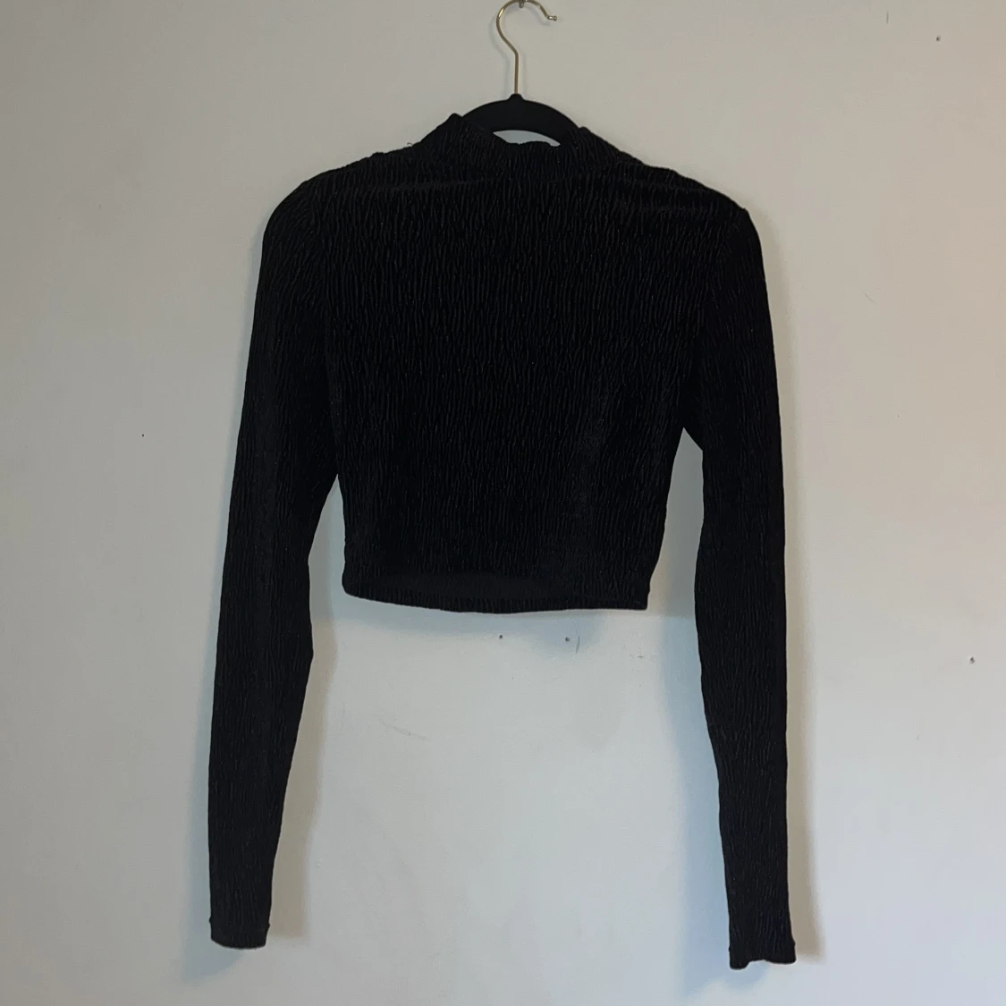 En svart tröja i randigt tyg