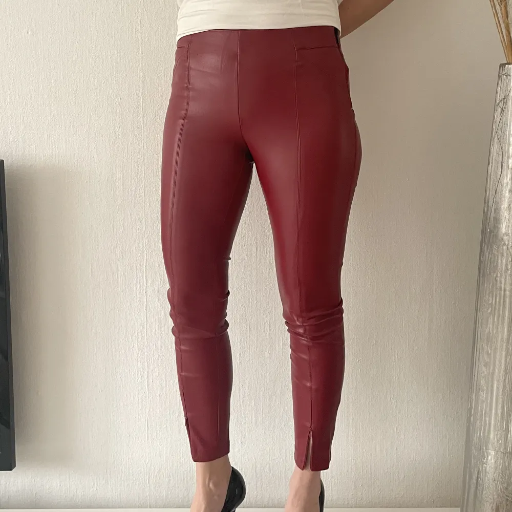 Fina byxor i läderimitation från Zara strl XS. Tyvärr så kommer den inte längre till användning för mig och hoppas att den får en ny ägare. Se mina övriga aktioner! ❤️. Jeans & Byxor.