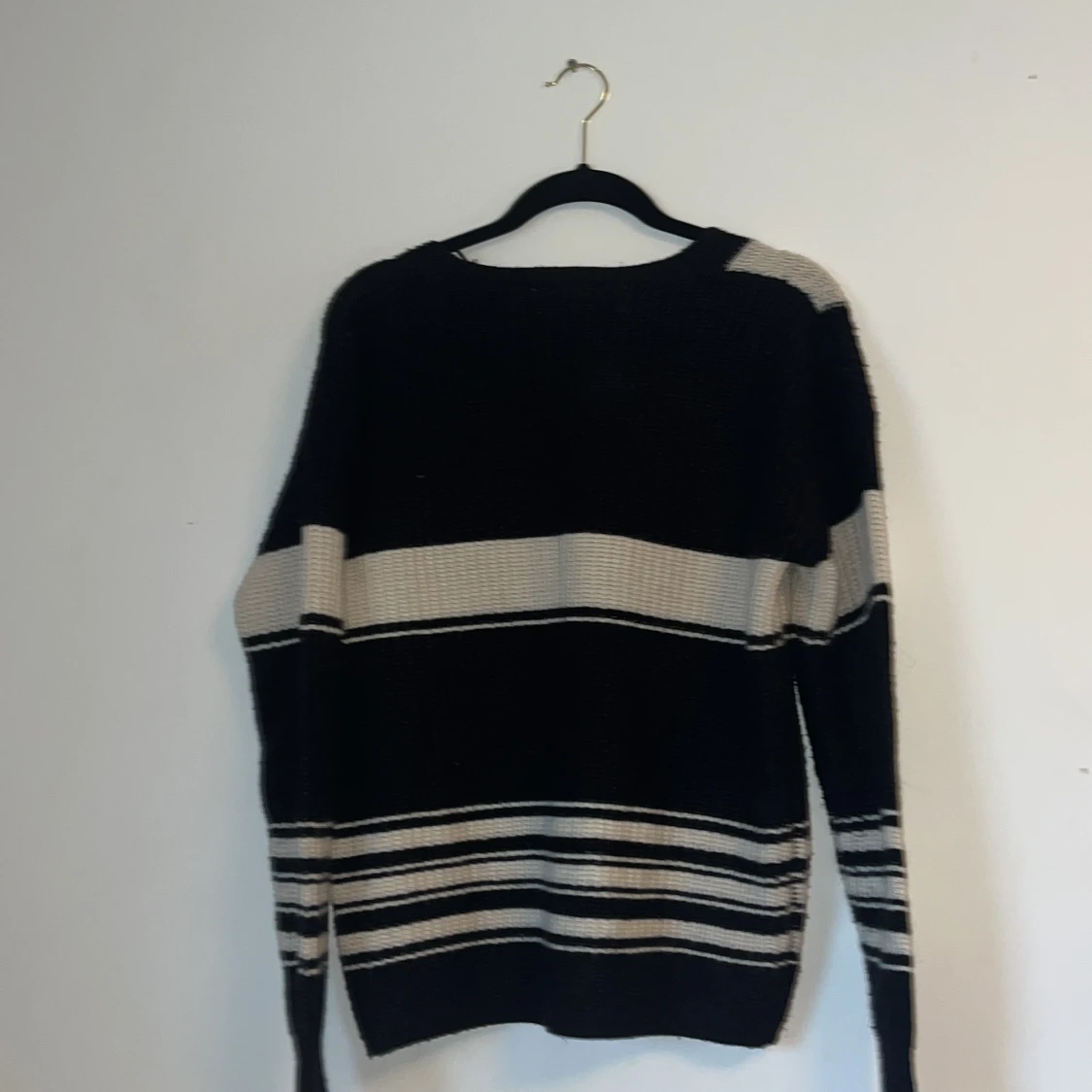 Svartvit stickad tröja - 90