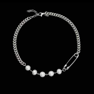 Fantastiska The Rebel Necklace -  freshwater pearl från Maria Nilsdotter.   Fint skick knappt använt! Finns kvitto.  Hämtas helst i Sthlm innerstad.   