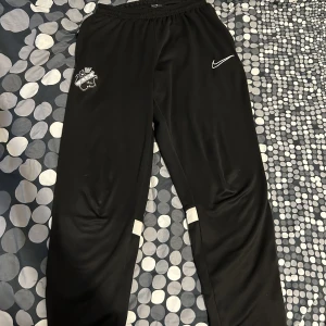 AIK tränings byxa NY  - AIK tränings byxor nya i väldigt bra skick finns i alla storlekar för 300kr  Funkar för båda tjejer och killar  Vid intresse av flera bilder kontakta mig 