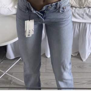 Säljer nu dessa populära mid-rise jeans från zara då de ej kommer till användning längre!💕 knappt använda och superfint skick! (Lånade bilder)