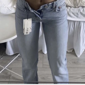 Zara mid-rise jeans - Säljer nu dessa populära mid-rise jeans från zara då de ej kommer till användning längre!💕 knappt använda och superfint skick! (Lånade bilder)
