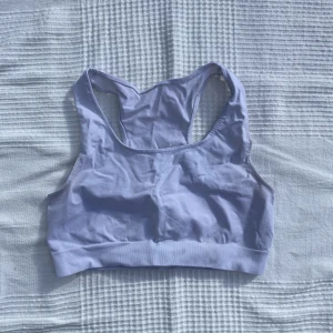 Sport BH - Vit sport BH som är använd men bra skick. 