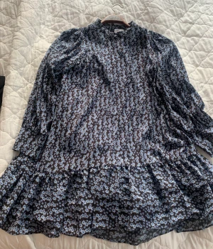 Mayla kläder  - Säljer en Mayla blus stl 42 svart och en Mayla klänning stl 40. Som nya!!! Nypris 2395kr samt 2995kr. Klänningen säljer jag för 800kr och blusen 600kr