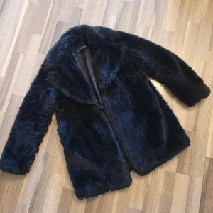 Pälsjacka från Zara - Jättefin pälsjacka från Zara. Den passar perfekt till våren och hösten. Det finns ett litet hål i innerfodringen som går att fixa.  Nypris 999kr.