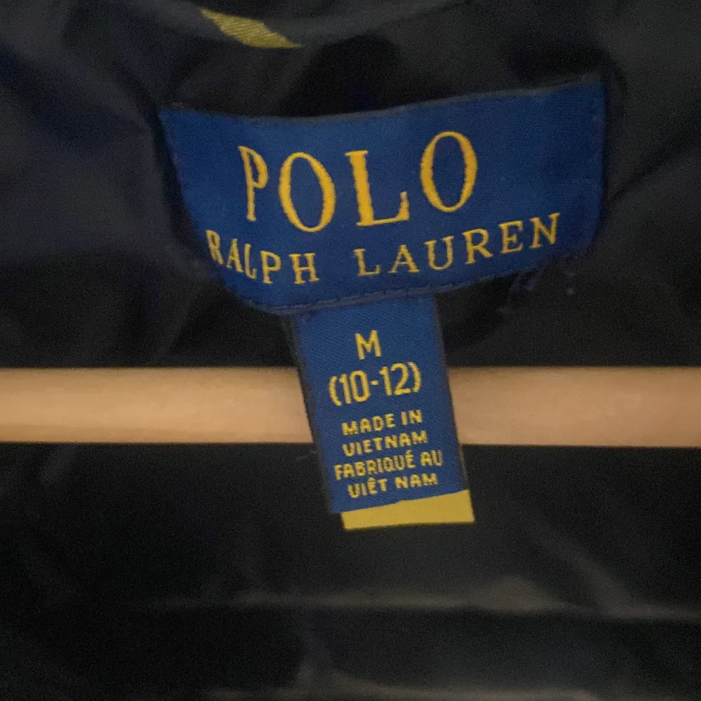 Säljer min polo Ralph Lauren väst helt ny köpt för 1900kr, den är i storlek 10-12 years . Jackor.