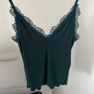 Spetslinne mörkgrön - Helt nytt💘det har blivit fel pris i budgivningen, säljer för 60 kr!