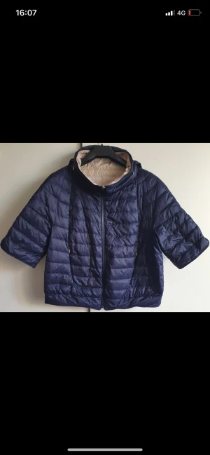 Trekvartsärmad jacka - Mörkblå trendig trekvartsärmad jacka som går att bära på två sätt!🌺