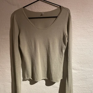 Tröja  - En superfin skön tunnare grön tröja från uniqlo. Perfekt till våren!! (Och sommaren) 