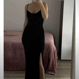 Balklänning Trendyol  - Säljer denna jättefina balklänning/långklänning ifrån Trendyol, då jag hittat en anna bättre🤩 aldrig använd prislapp kvar, frakt tillkommer på 69kr💕 obs lånade bilder