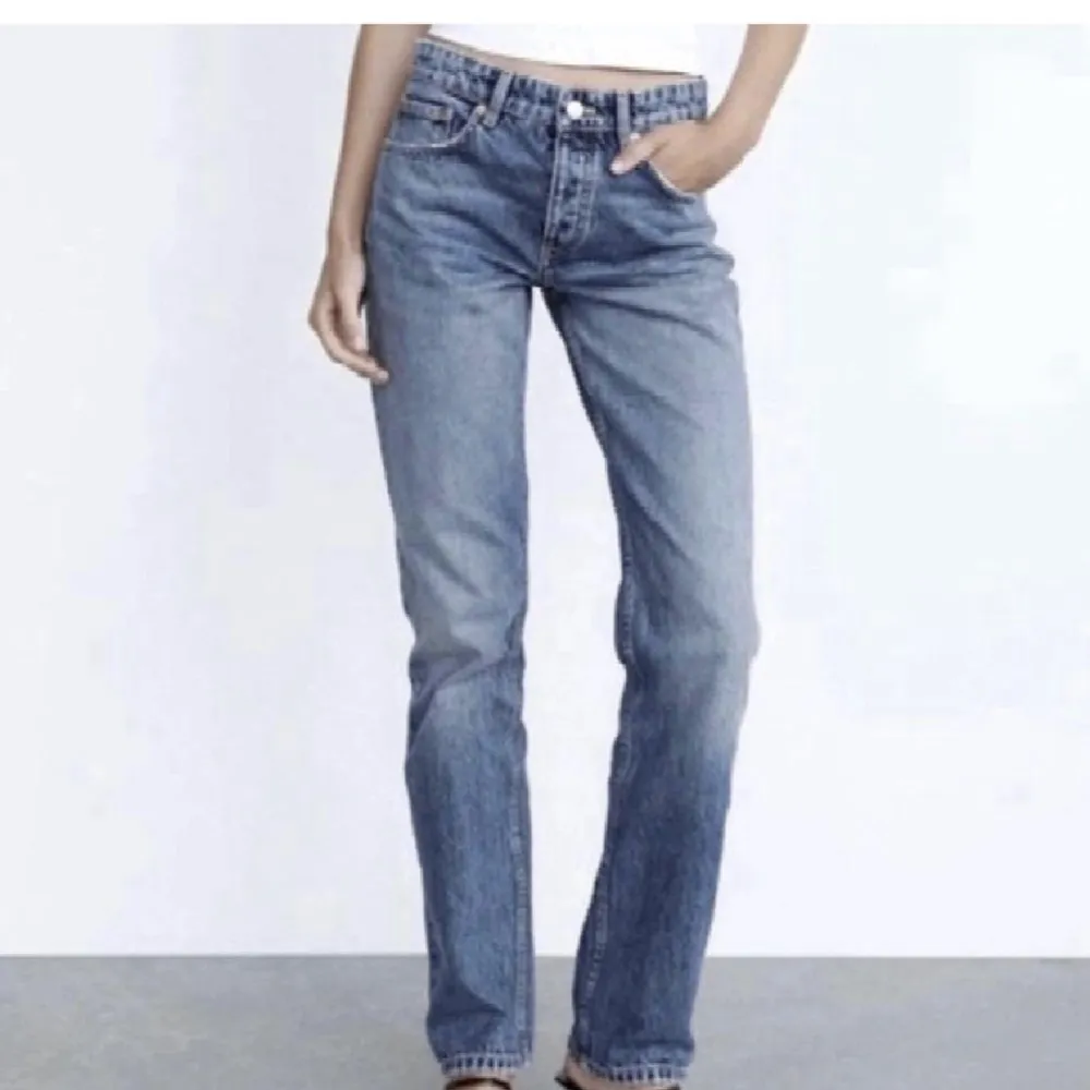 Säljer dom här jeansen för dom har bara kommit till användning fåtals gånger ⭐️. Jeans & Byxor.
