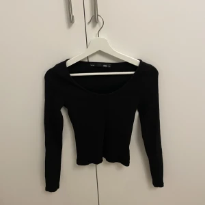 Svart urringad tröja - Svart urringad tröja från lager 157, använd fåtal gånger. Stl m/l