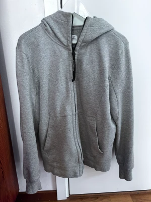 Cp company hoodie - Säljer min cp company hoodie som jag tröttnat på. Nypris är va 2700 mitt pris 900 priset kan diskuteras vid en snabb affär. Den är M men passar S.