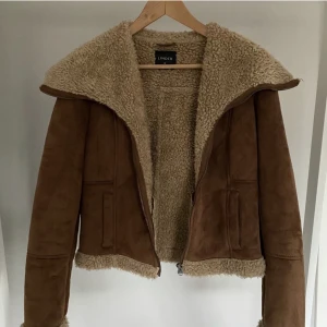 Jacka - Inte säker på om jag vill sälja så kollar intresse! Jätteskön jacka från Lindex. Strl 38