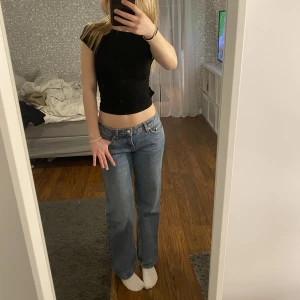 Arrow low jeans - Lågmidjade jeans från weekday i modellen arrow low, kommer inte till användning så superfint skick!