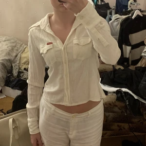 ONLY skjorta - superfin skjorta perfekt till sommaren. älskar att ha den till mina linnebyxor men tyvärr tycker jag den är lite för kort på mig. passar mig som är 163💓