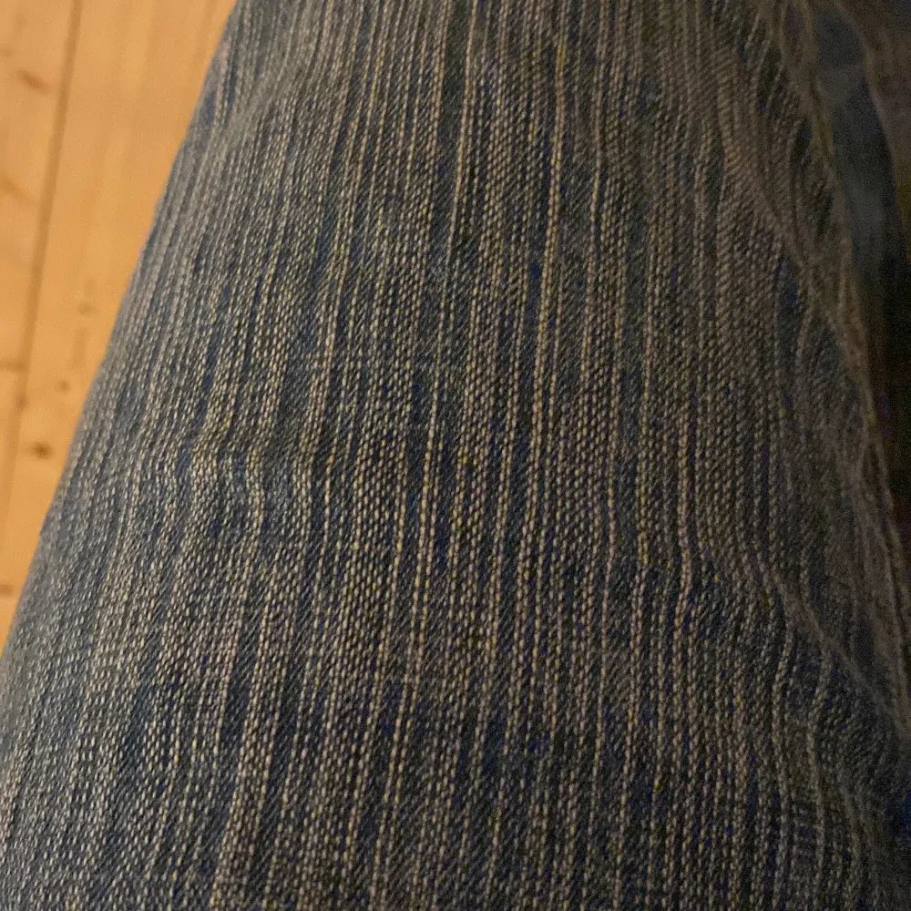 Söljer mina väldigt lågmidjade brandy jeans. Dom är lite slitna på ena sidan av benet och väldigt lågmidjade. Köparen står för frakten ❤️❤️. Jeans & Byxor.