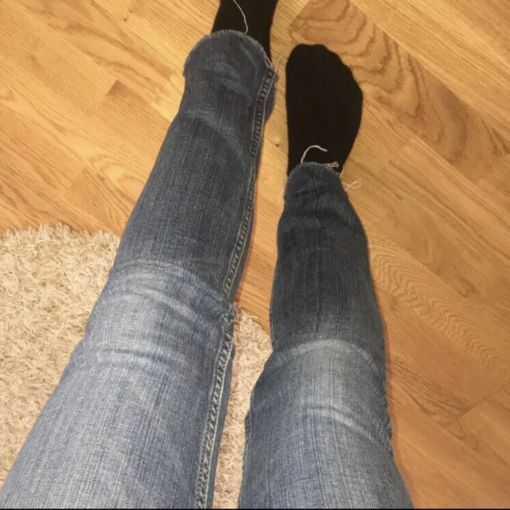 Lågmidjade raka jeans från Acne.  Storlek 25/32 men är avklippta så passar mer 25/30 (ca 160-165).  Inget slitage då de är använda väldigt få gånger. . Jeans & Byxor.