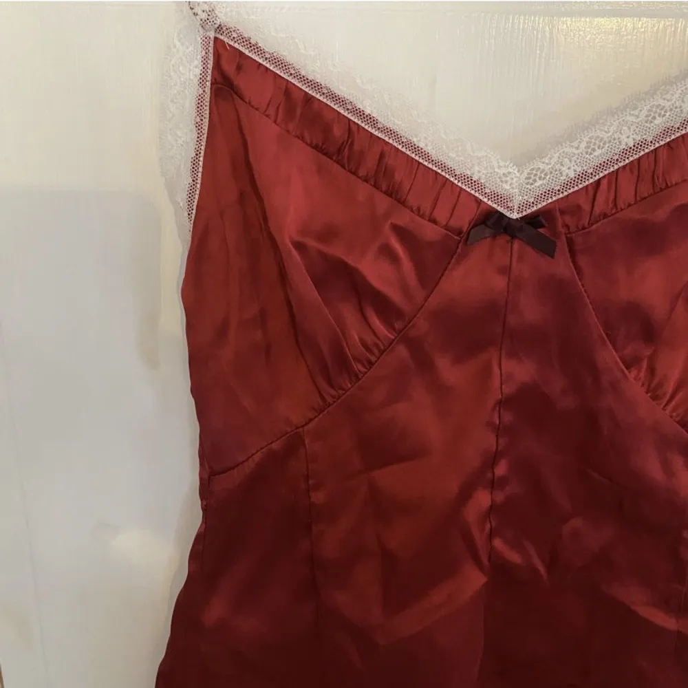 Gulligt rött linne i satin från Odd Molly. Sjukt fin kvalite. Passar som nattlinne men även till fest eller i sommar. Toppar.