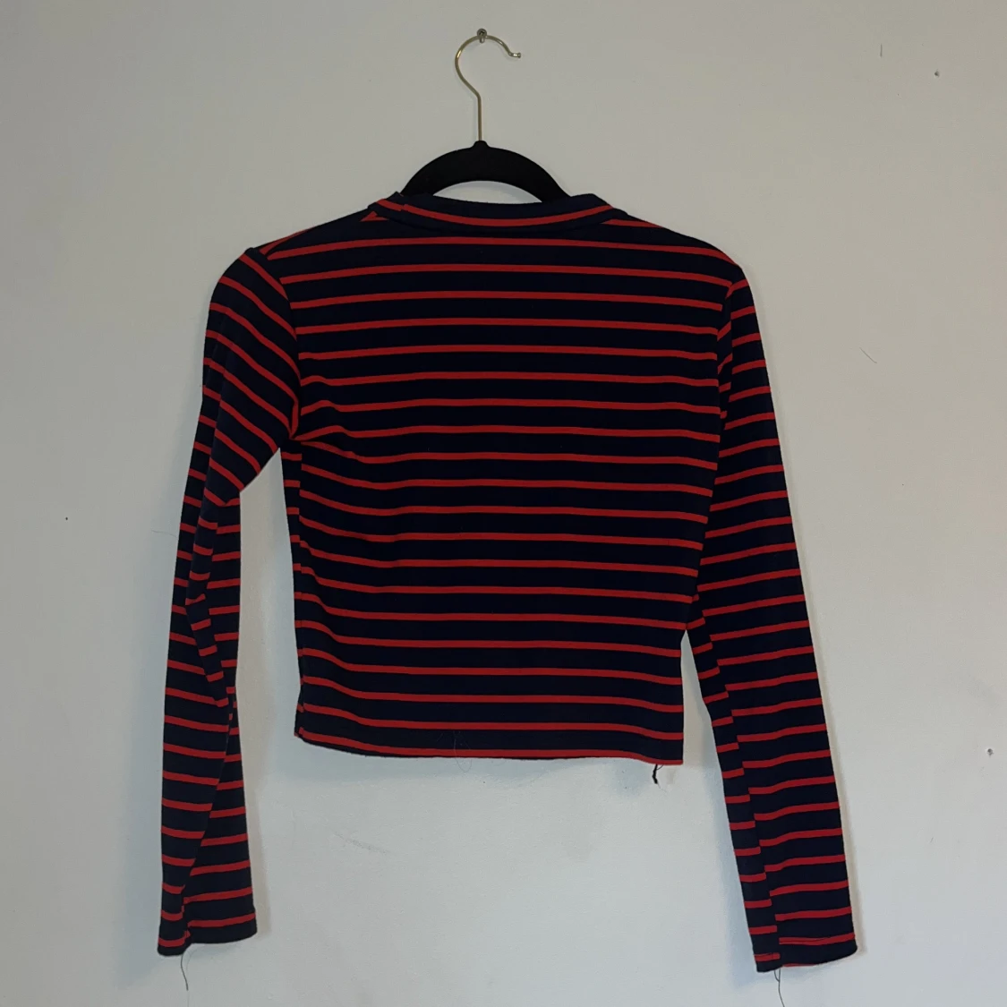 Randig tröja i svart och rött - 90
