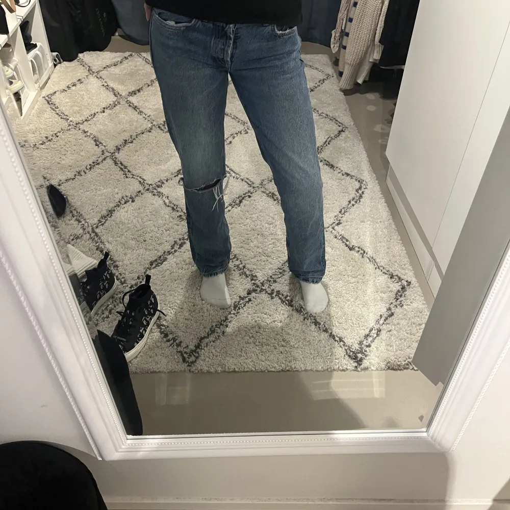 Jätte snygga mid waist zara jeans!! Använda fåtal gånger. . Jeans & Byxor.