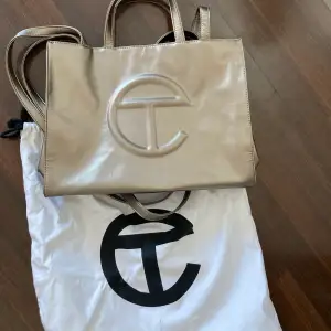 Väska från Telfar ”Shoppingbag M” Använd enstaka gånger, bra skick.