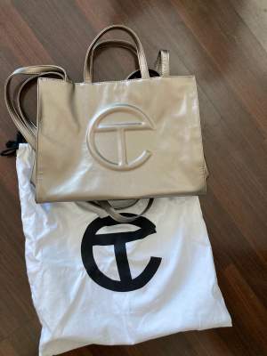 Väska från Telfar ”Shoppingbag M” Använd enstaka gånger, bra skick.