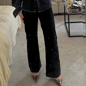 Mörk blåa Jeans  - Högmidjade Vida Mörka blå jenas från Carin Wester. Byxorna är nedlagda längst ner (se bild 3) därav randen på nedre delen. Säljer då dom inte längre passar 😇lappen säger storlek 34 men jag skulle säga att det är mellan 34/36 