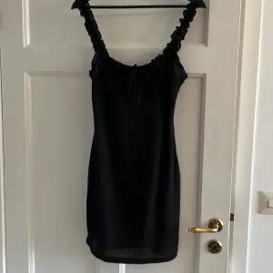 Supersöt svart klänning från shein💕 den är ganska kort men inget speciellt💕 söt knytning på framsidan💕den är i mysigt material och figursittande💕 den är ganska kort men inget extremt💕 lite genomskinlig men inget illa💕 aldrig använd och i nyskick💕