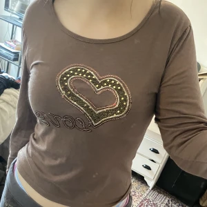 Söt långärmad tröja  - Köpt secondhand utan någon lapp så vet ej vart den är ifrån. Storlek står inte heller men skulle säga att den passar S/M