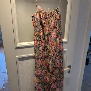 Klänning - Blommig sommarklänning från H&M. Lång modell. Storlek S