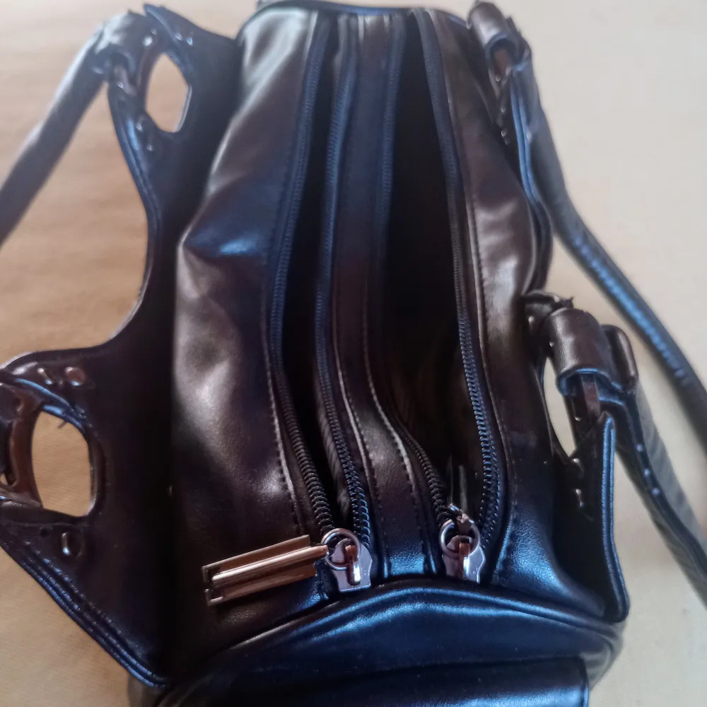 svart läder handväska i bra skick. väldigt rymlig med massa fickor, tror att det kan vara äkta läder?. Väskor.