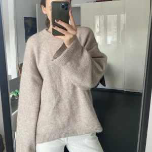 Stickad tröja - Stickad tröja från H&M i mohair och ull blandning. Använd men i bra skick💕 skulle säga att den är beige/rosa
